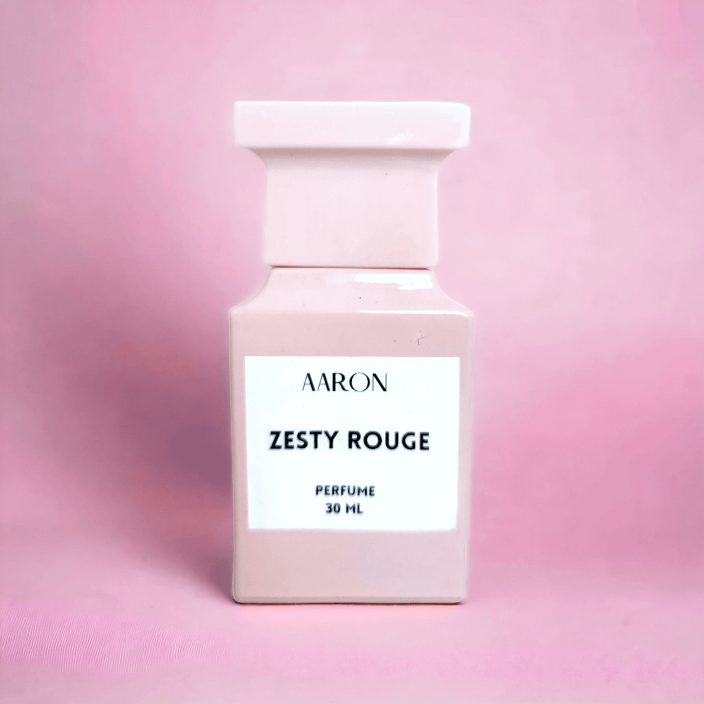 Zesty Rouge Zesty Rouge ขอแนะนำกลิ่นหอมที่สดใสและกระตุ้นความรู้สึกของ "Zesty Rouge" - ผสมผสานอย่างลงตัวของดอกกุหลาบสายพันธุ์ต่างๆพร้อมกับเกรปฟรุ๊ตเป็นโน้ตบนสุด กลิ่นหอมที่เต็มไปด้วยความมีชีวิตจะทำให้คุณรู้สึกสดชื่นและเต็มไปด้วยชีวิตชีวา ความลงตัวในกลิ่นหอ